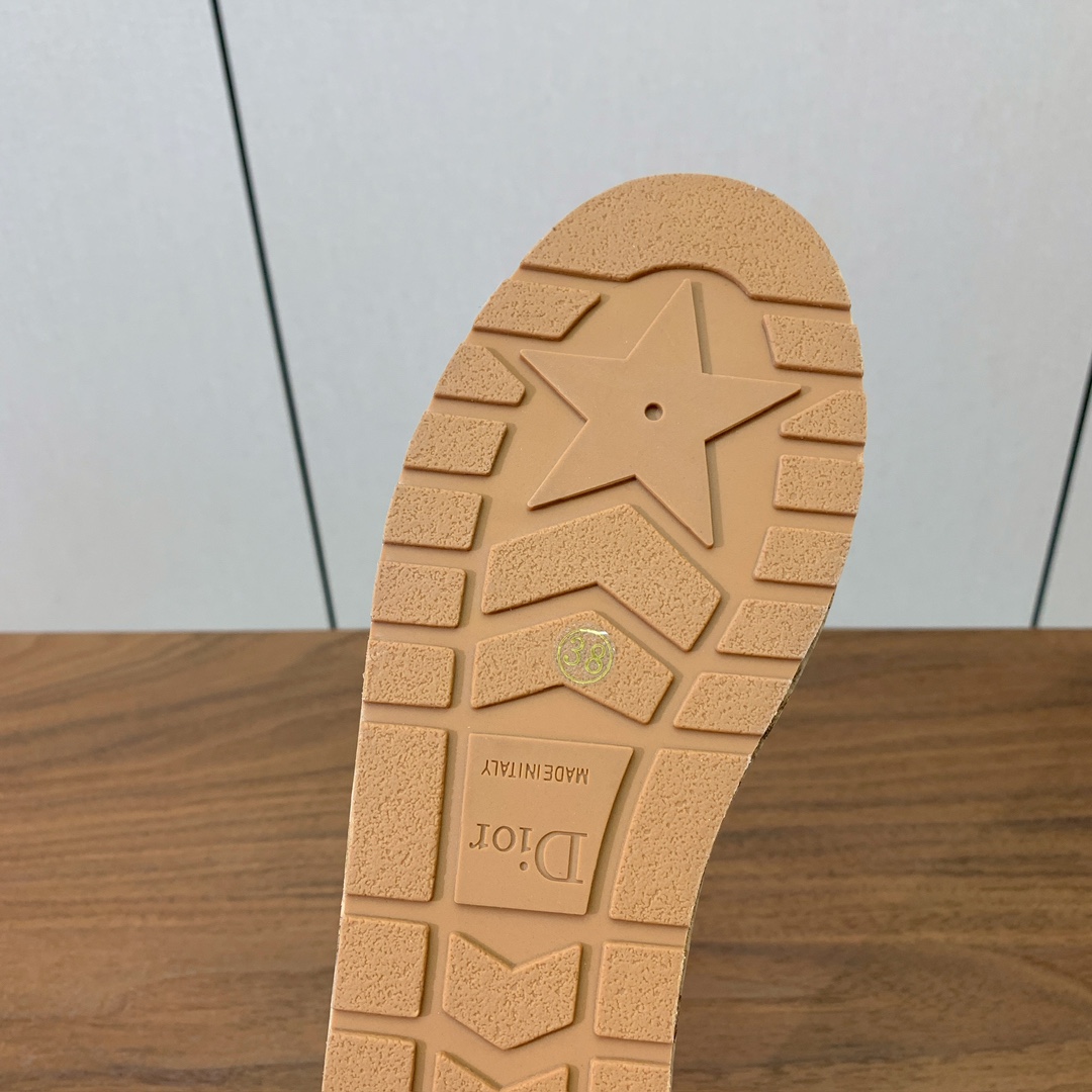 【 D*or】刺绣拖鞋系列。小清新风带点贵气的感觉。无论各种配件材质，都是独家一比一定制。材质：鞋面牛皮