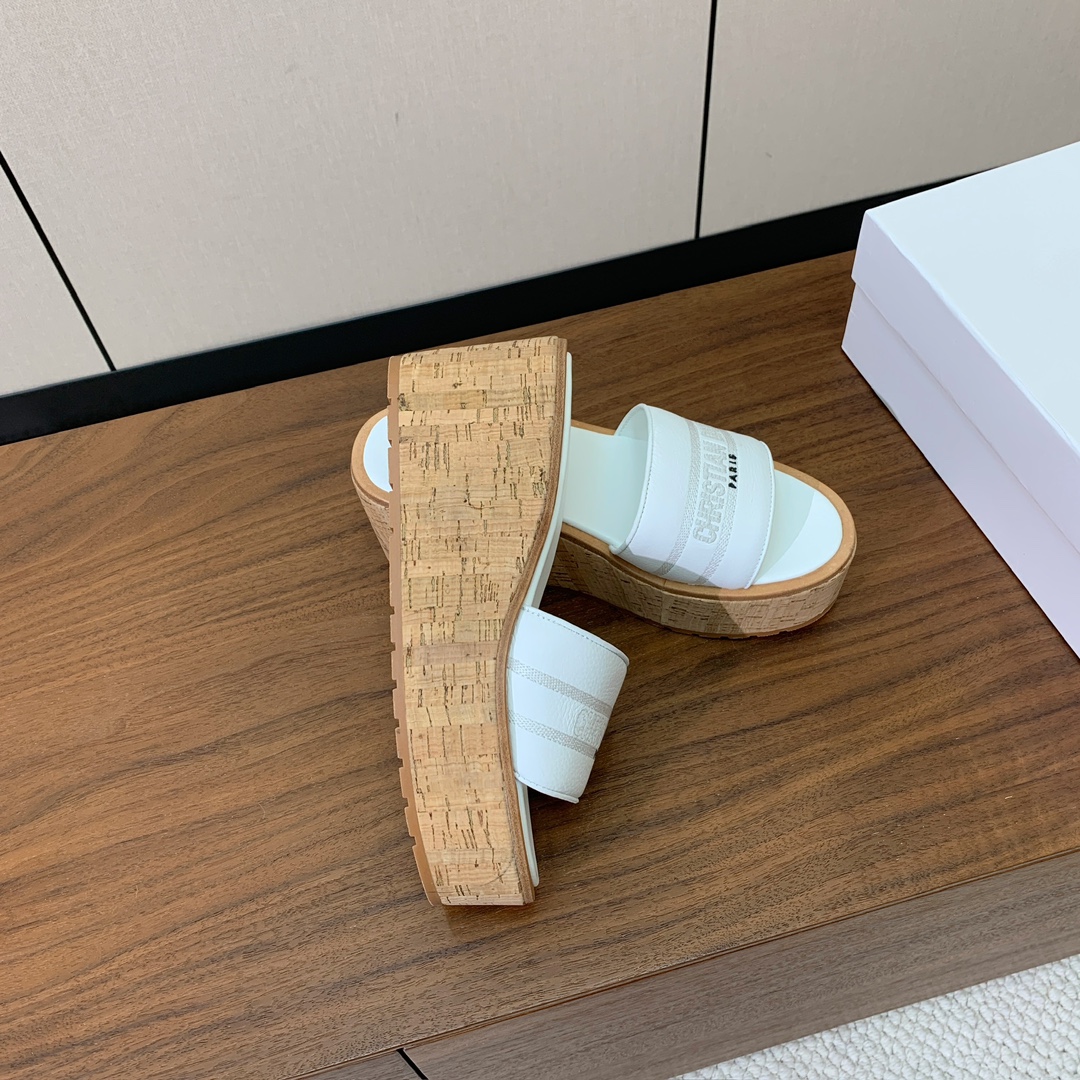 【 D*or】刺绣拖鞋系列。小清新风带点贵气的感觉。无论各种配件材质，都是独家一比一定制。材质：鞋面牛皮