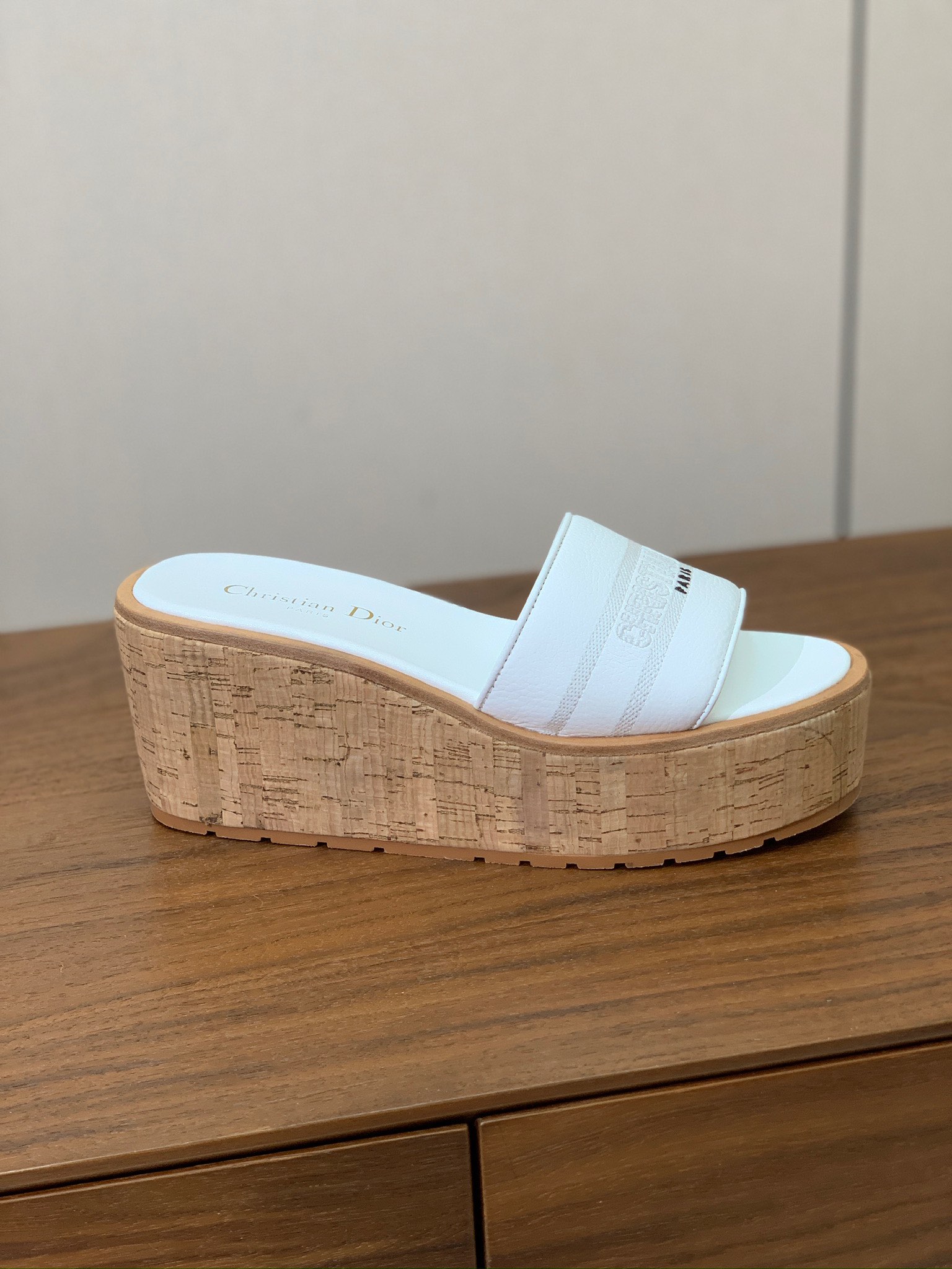 【 D*or】刺绣拖鞋系列。小清新风带点贵气的感觉。无论各种配件材质，都是独家一比一定制。材质：鞋面牛皮