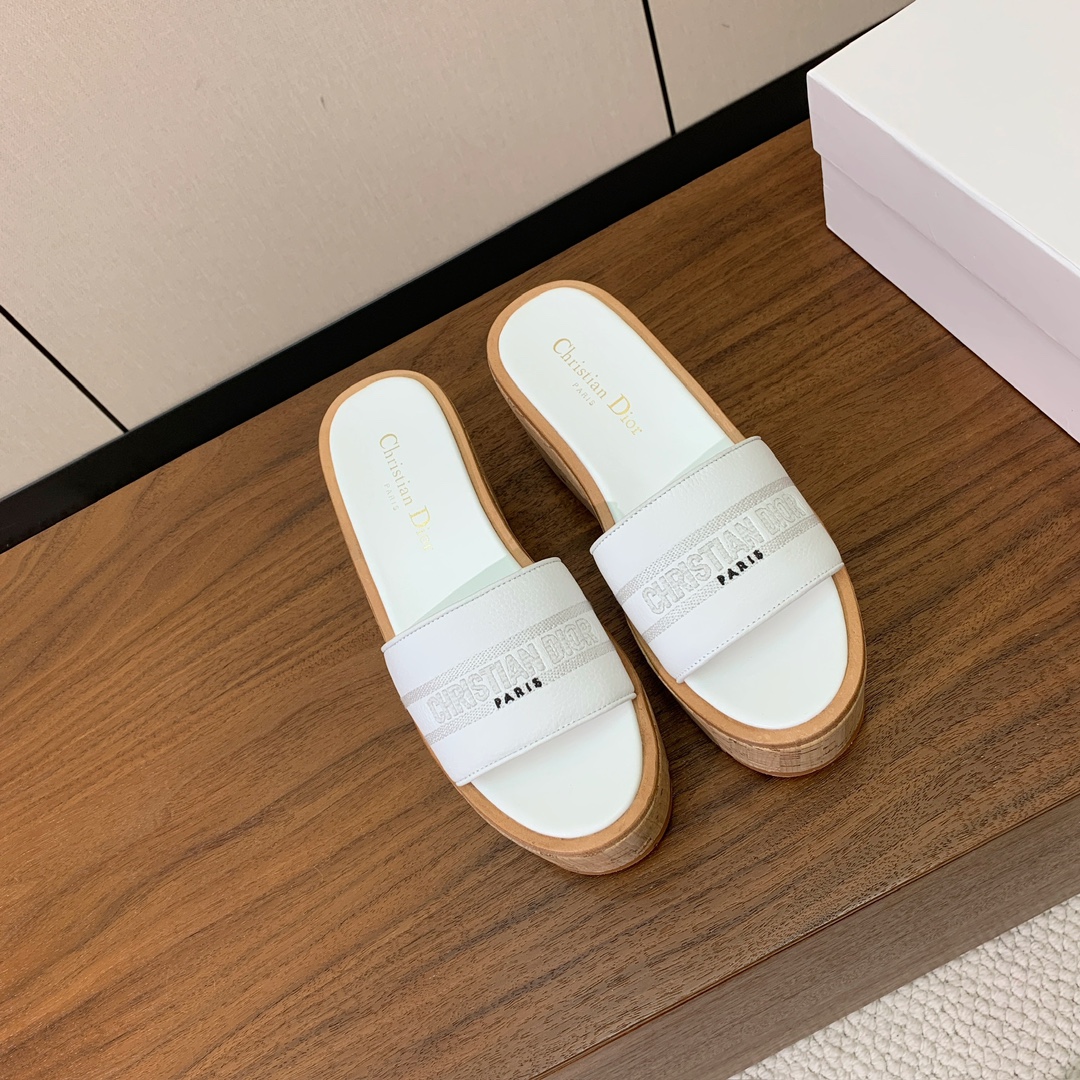 【 D*or】刺绣拖鞋系列。小清新风带点贵气的感觉。无论各种配件材质，都是独家一比一定制。材质：鞋面牛皮