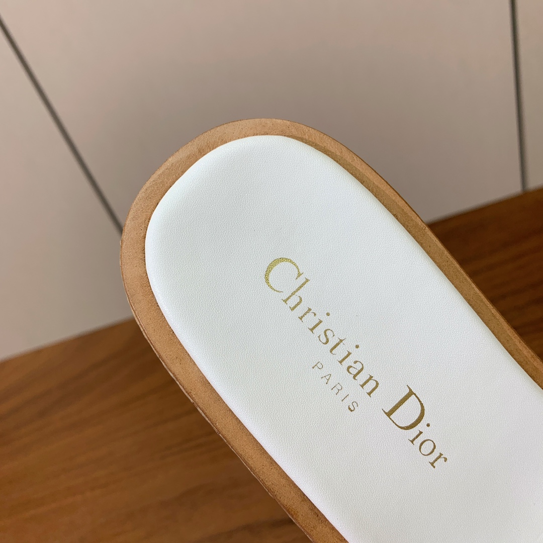 【 D*or】刺绣拖鞋系列。小清新风带点贵气的感觉。无论各种配件材质，都是独家一比一定制。材质：鞋面牛皮