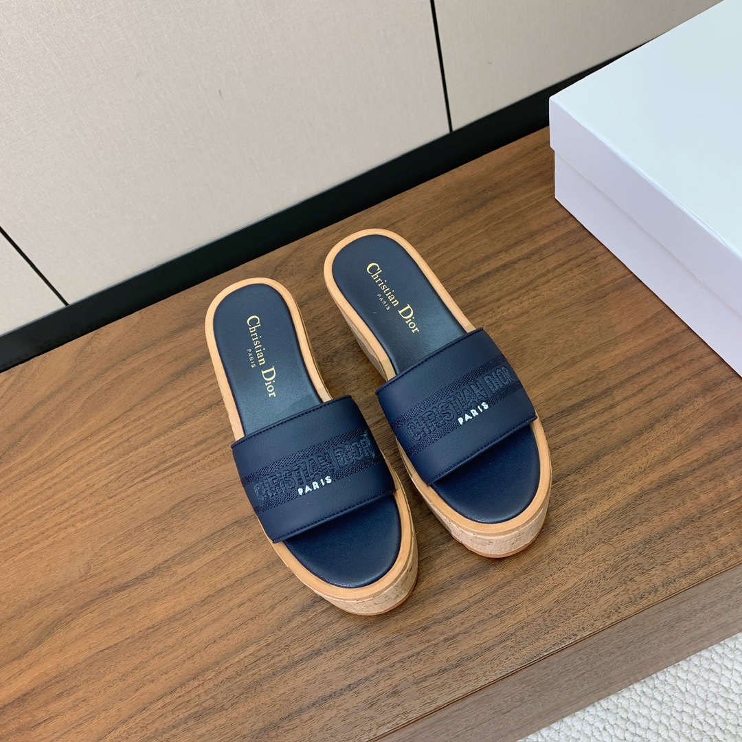 【 D*or】刺绣拖鞋系列。小清新风带点贵气的感觉。无论各种配件材质，都是独家一比一定制。材质：鞋面牛皮