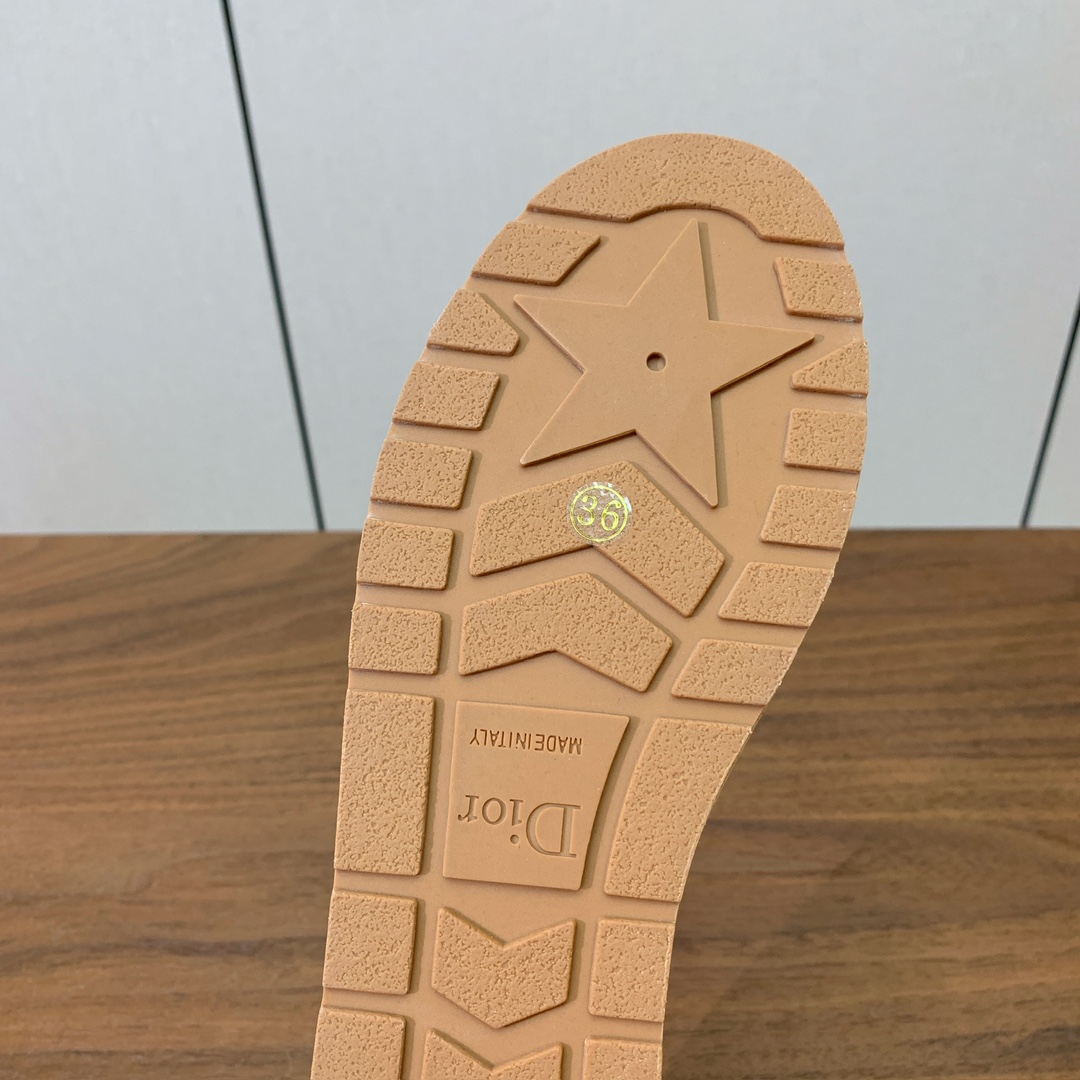 【 D*or】刺绣拖鞋系列。小清新风带点贵气的感觉。无论各种配件材质，都是独家一比一定制。材质：鞋面牛皮