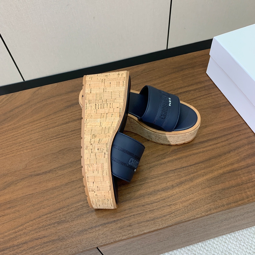 【 D*or】刺绣拖鞋系列。小清新风带点贵气的感觉。无论各种配件材质，都是独家一比一定制。材质：鞋面牛皮