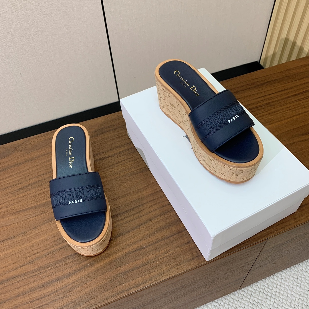 【 D*or】刺绣拖鞋系列。小清新风带点贵气的感觉。无论各种配件材质，都是独家一比一定制。材质：鞋面牛皮