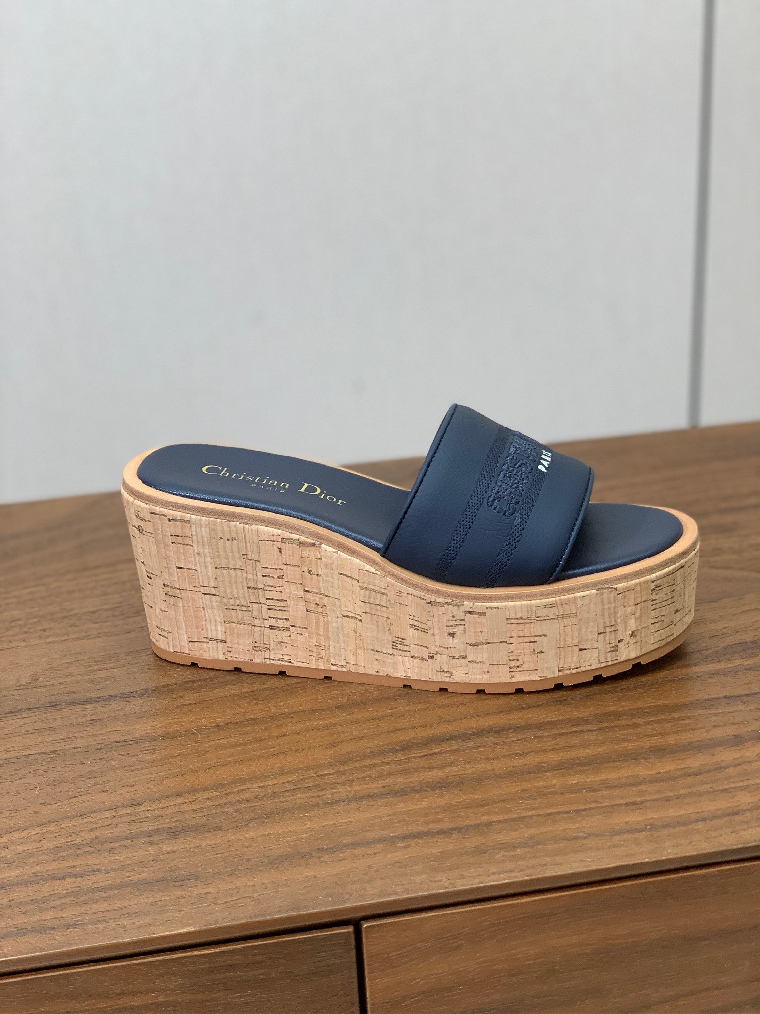 【 D*or】刺绣拖鞋系列。小清新风带点贵气的感觉。无论各种配件材质，都是独家一比一定制。材质：鞋面牛皮