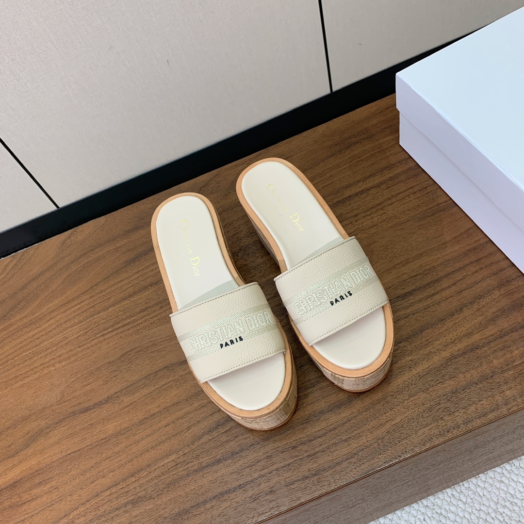 【 D*or】刺绣拖鞋系列。小清新风带点贵气的感觉。无论各种配件材质，都是独家一比一定制。材质：鞋面牛皮