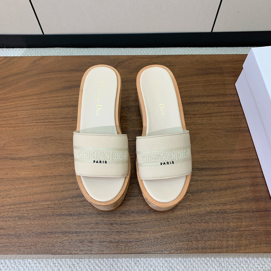 【 D*or】刺绣拖鞋系列。小清新风带点贵气的感觉。无论各种配件材质，都是独家一比一定制。材质：鞋面牛皮