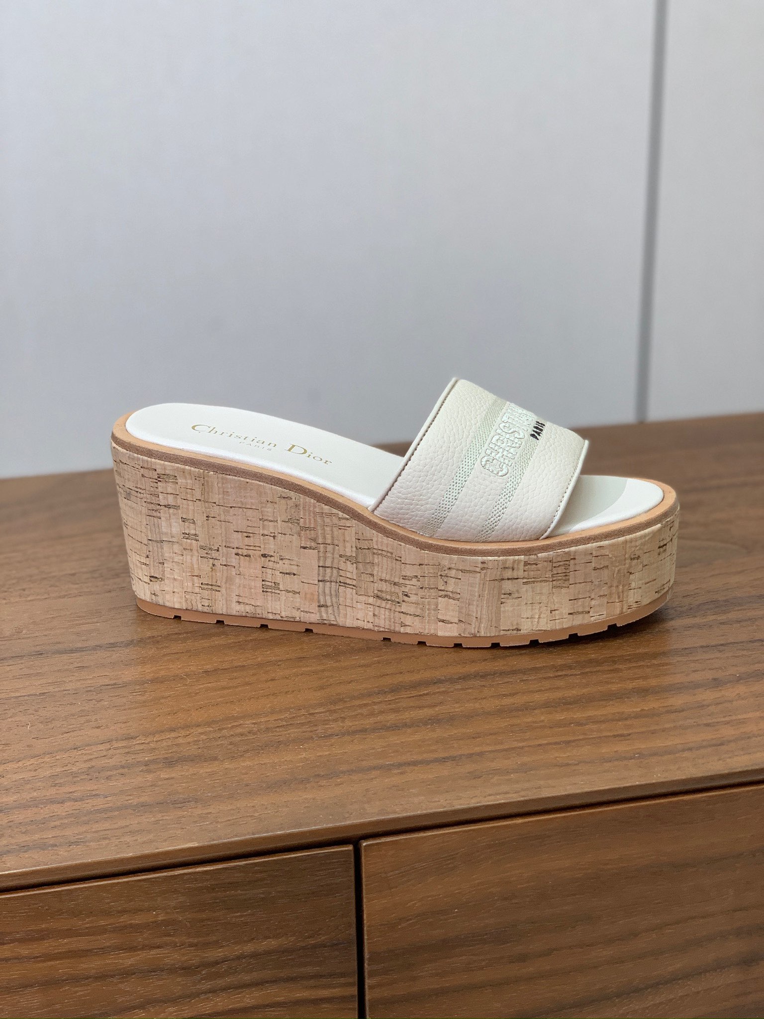 【 D*or】刺绣拖鞋系列。小清新风带点贵气的感觉。无论各种配件材质，都是独家一比一定制。材质：鞋面牛皮