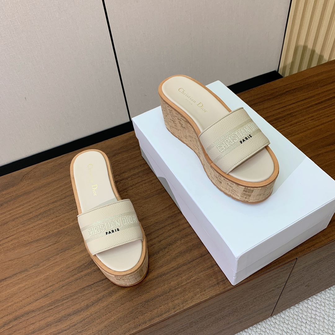 【 D*or】刺绣拖鞋系列。小清新风带点贵气的感觉。无论各种配件材质，都是独家一比一定制。材质：鞋面牛皮