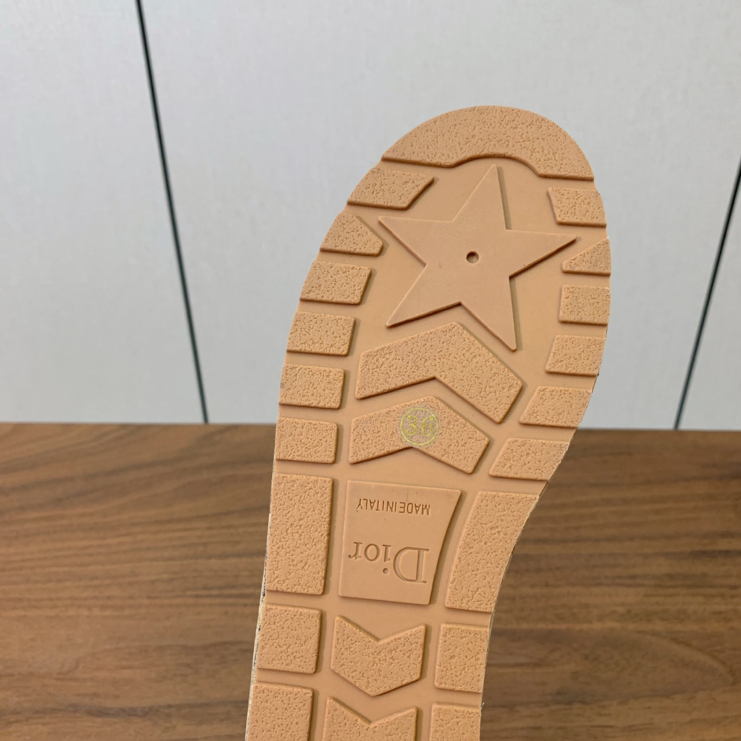 【 D*or】刺绣拖鞋系列。小清新风带点贵气的感觉。无论各种配件材质，都是独家一比一定制。材质：鞋面牛皮