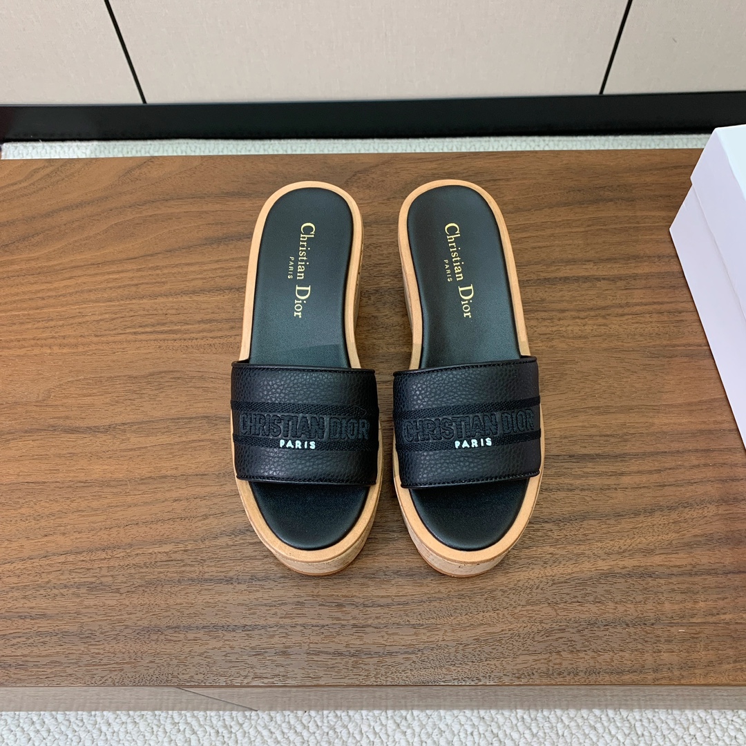 【 D*or】刺绣拖鞋系列。小清新风带点贵气的感觉。无论各种配件材质，都是独家一比一定制。材质：鞋面牛皮