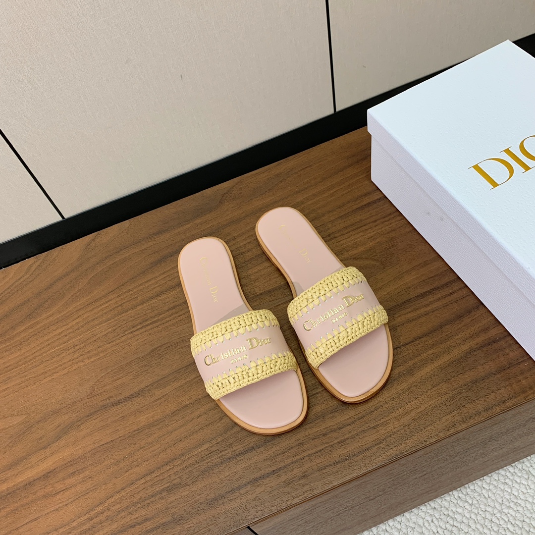 【 D*or】草编拖鞋系列。小清新风带点贵气的感觉。无论各种配件材质，都是独家一比一定制。材质：鞋面牛皮