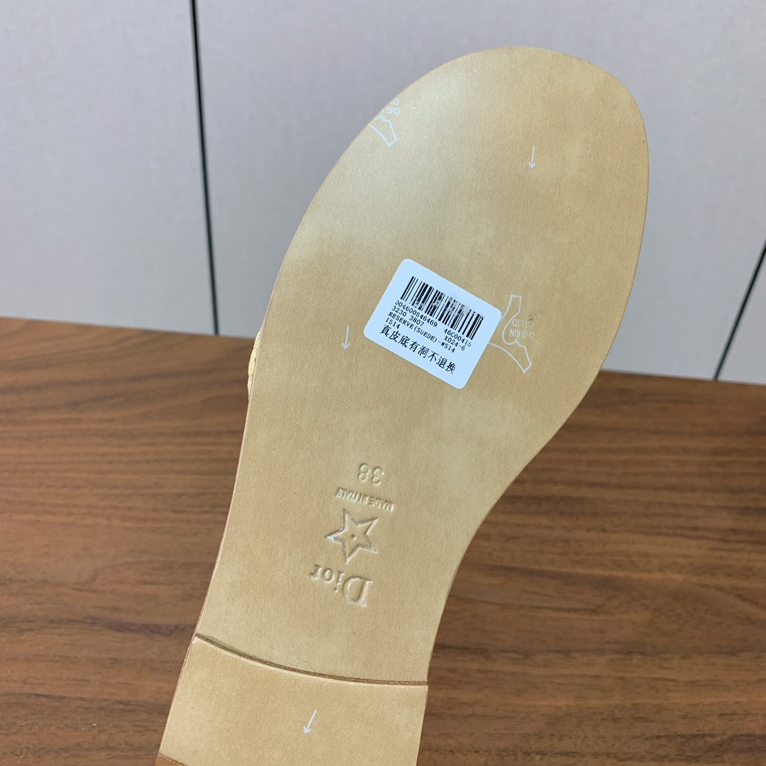 【 D*or】草编拖鞋系列。小清新风带点贵气的感觉。无论各种配件材质，都是独家一比一定制。材质：鞋面牛皮