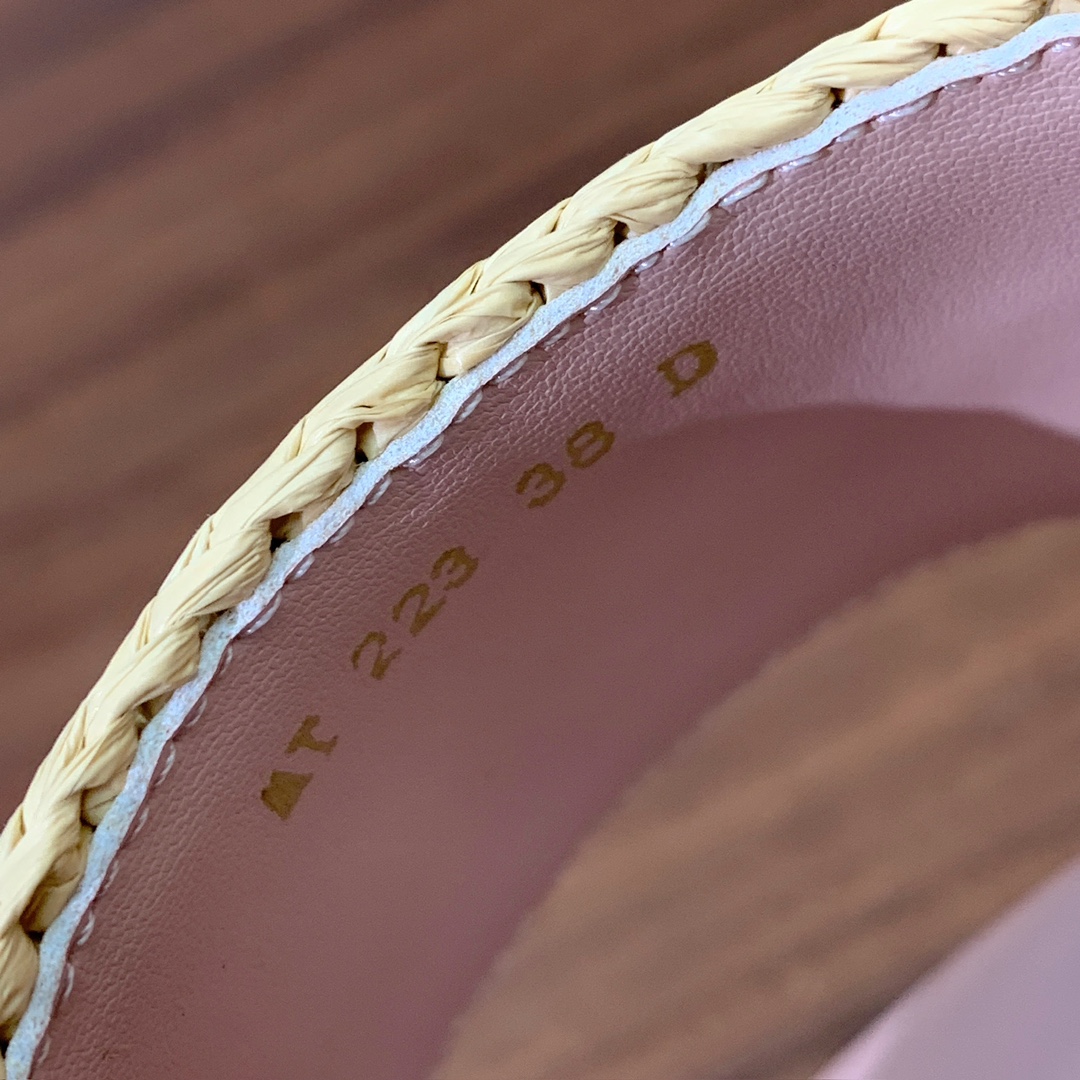 【 D*or】草编拖鞋系列。小清新风带点贵气的感觉。无论各种配件材质，都是独家一比一定制。材质：鞋面牛皮