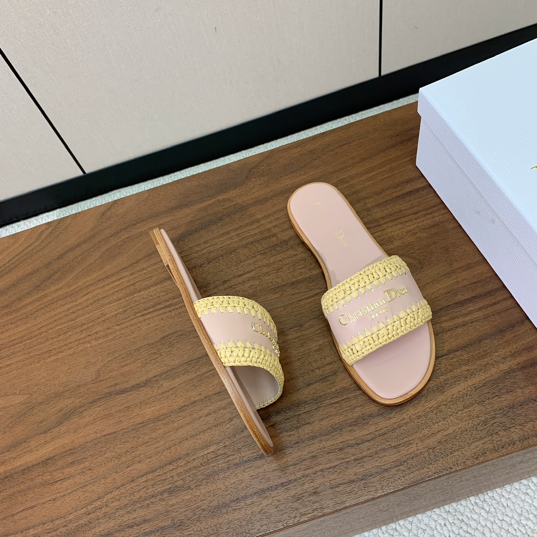 【 D*or】草编拖鞋系列。小清新风带点贵气的感觉。无论各种配件材质，都是独家一比一定制。材质：鞋面牛皮