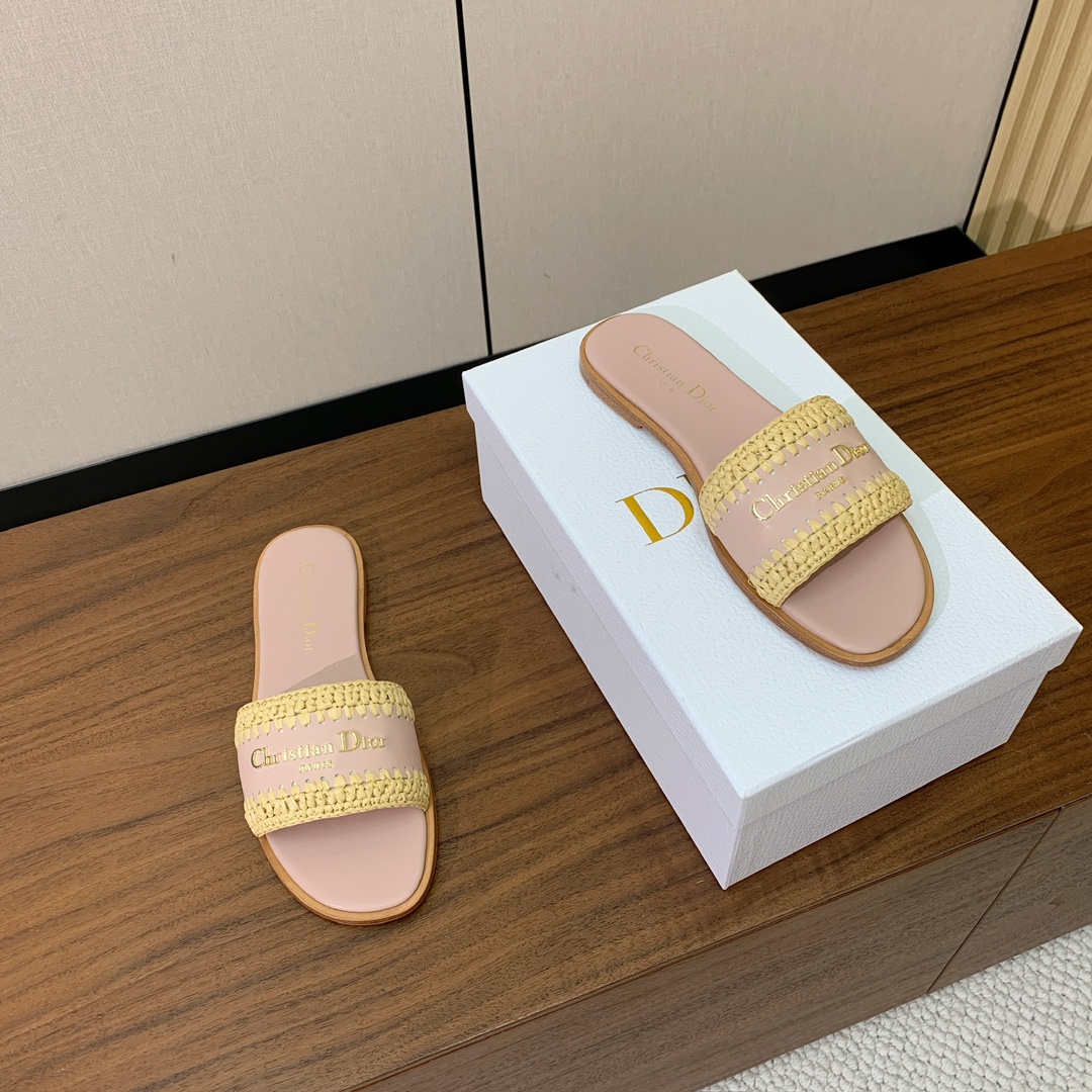 【 D*or】草编拖鞋系列。小清新风带点贵气的感觉。无论各种配件材质，都是独家一比一定制。材质：鞋面牛皮