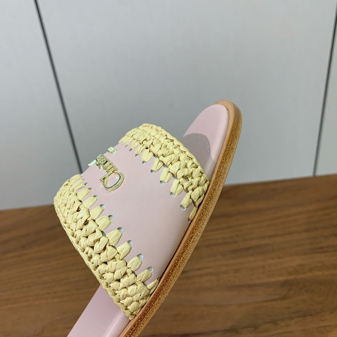 【 D*or】草编拖鞋系列。小清新风带点贵气的感觉。无论各种配件材质，都是独家一比一定制。材质：鞋面牛皮