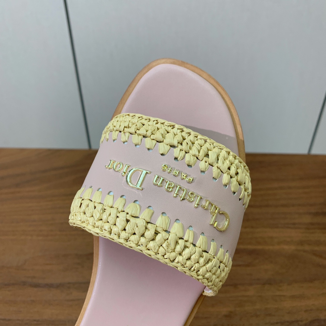 【 D*or】草编拖鞋系列。小清新风带点贵气的感觉。无论各种配件材质，都是独家一比一定制。材质：鞋面牛皮