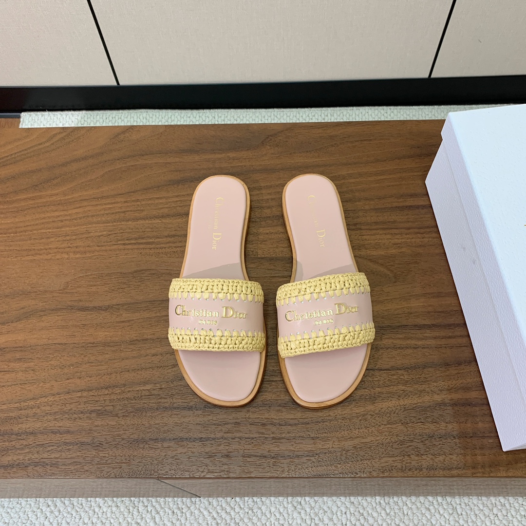 【 D*or】草编拖鞋系列。小清新风带点贵气的感觉。无论各种配件材质，都是独家一比一定制。材质：鞋面牛皮