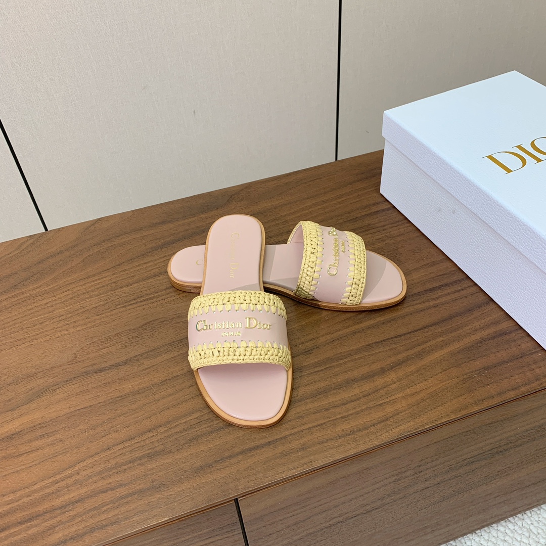 【 D*or】草编拖鞋系列。小清新风带点贵气的感觉。无论各种配件材质，都是独家一比一定制。材质：鞋面牛皮