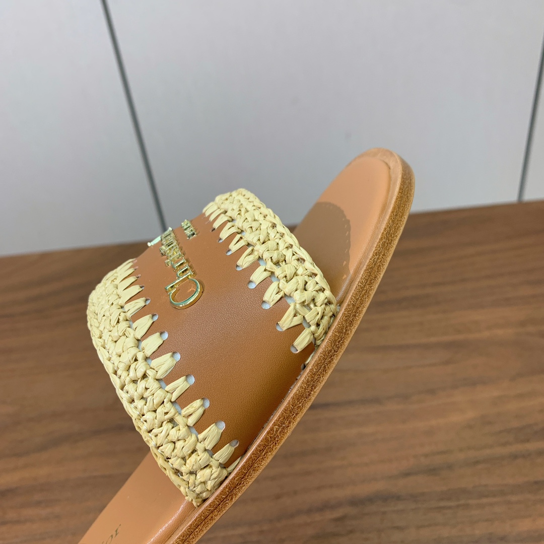 【 D*or】草编拖鞋系列。小清新风带点贵气的感觉。无论各种配件材质，都是独家一比一定制。材质：鞋面牛皮