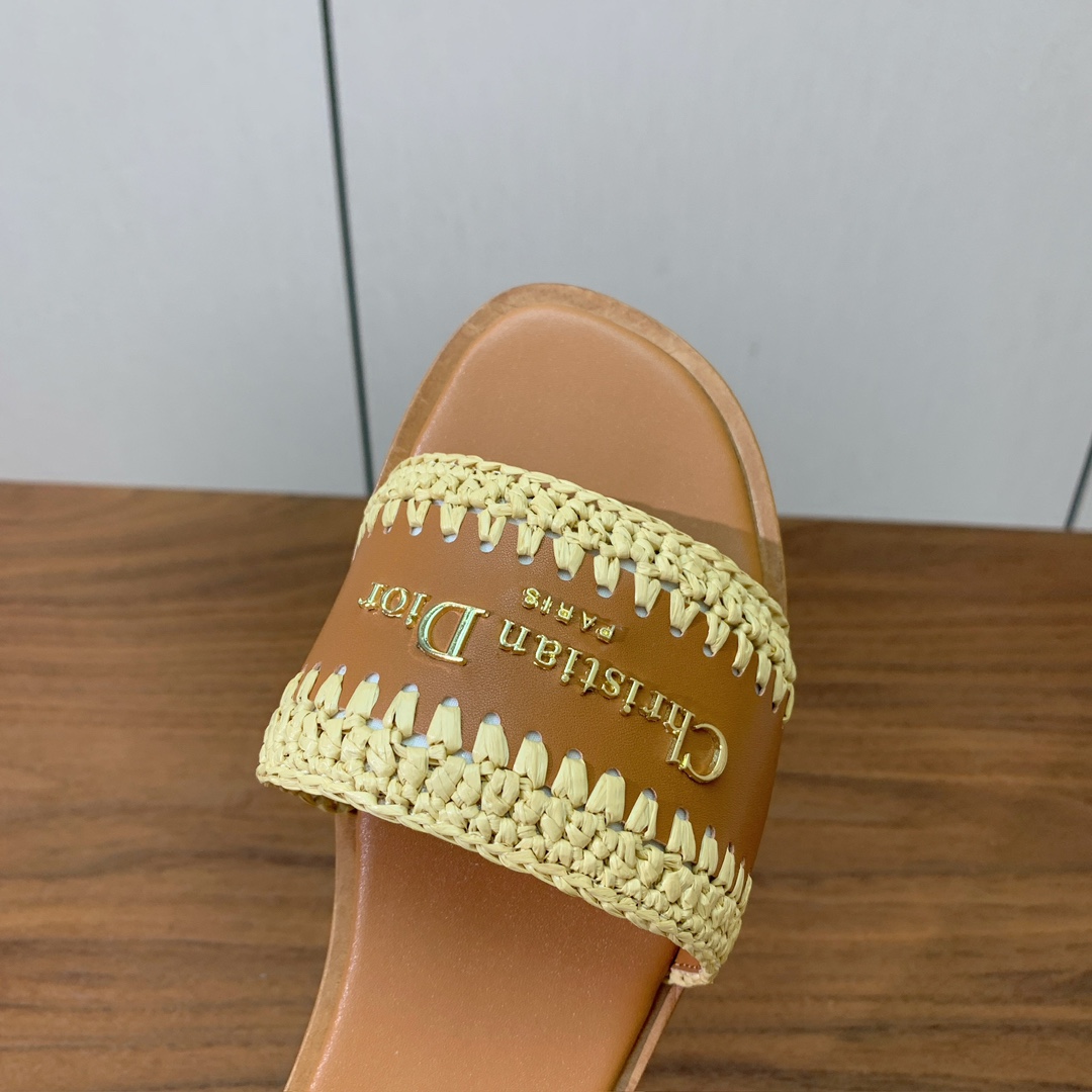 【 D*or】草编拖鞋系列。小清新风带点贵气的感觉。无论各种配件材质，都是独家一比一定制。材质：鞋面牛皮