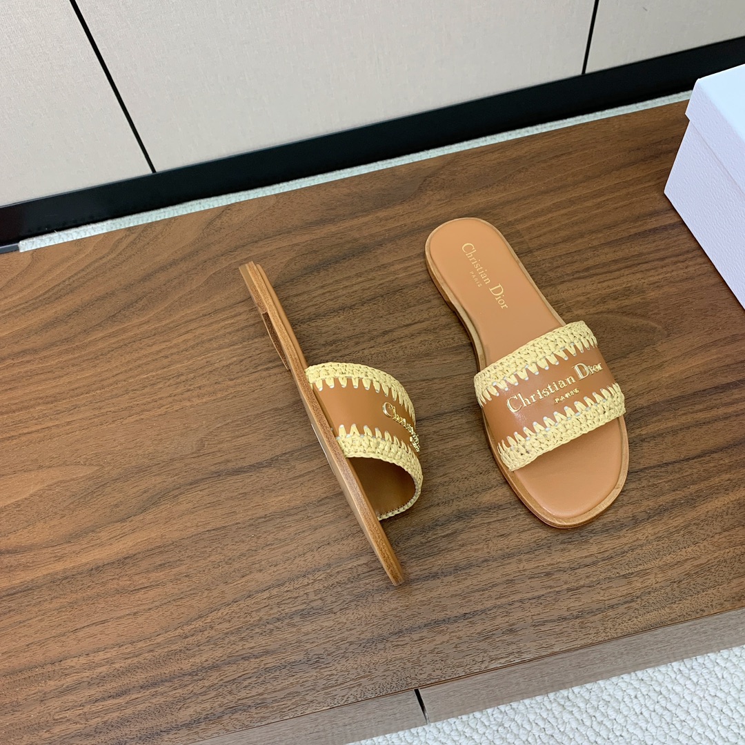 【 D*or】草编拖鞋系列。小清新风带点贵气的感觉。无论各种配件材质，都是独家一比一定制。材质：鞋面牛皮