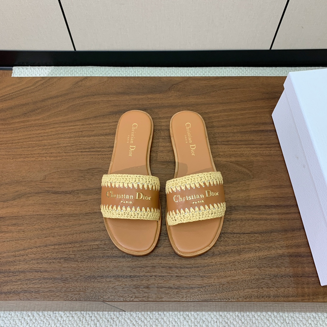 【 D*or】草编拖鞋系列。小清新风带点贵气的感觉。无论各种配件材质，都是独家一比一定制。材质：鞋面牛皮
