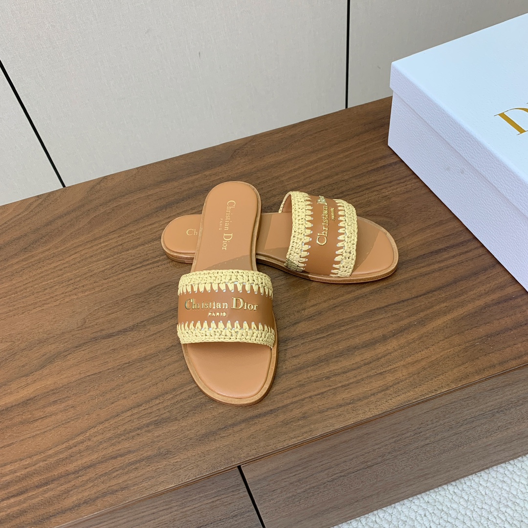 【 D*or】草编拖鞋系列。小清新风带点贵气的感觉。无论各种配件材质，都是独家一比一定制。材质：鞋面牛皮