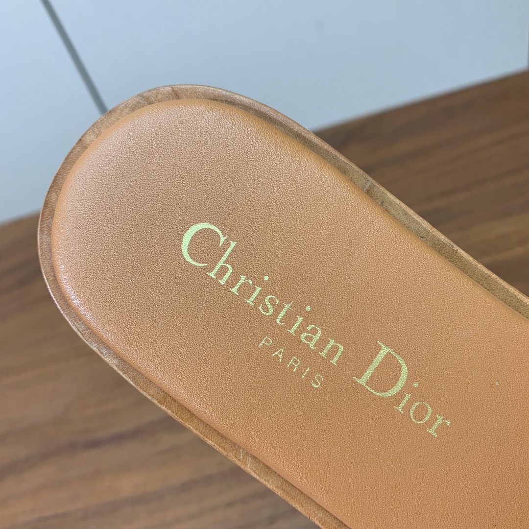 【 D*or】草编拖鞋系列。小清新风带点贵气的感觉。无论各种配件材质，都是独家一比一定制。材质：鞋面牛皮