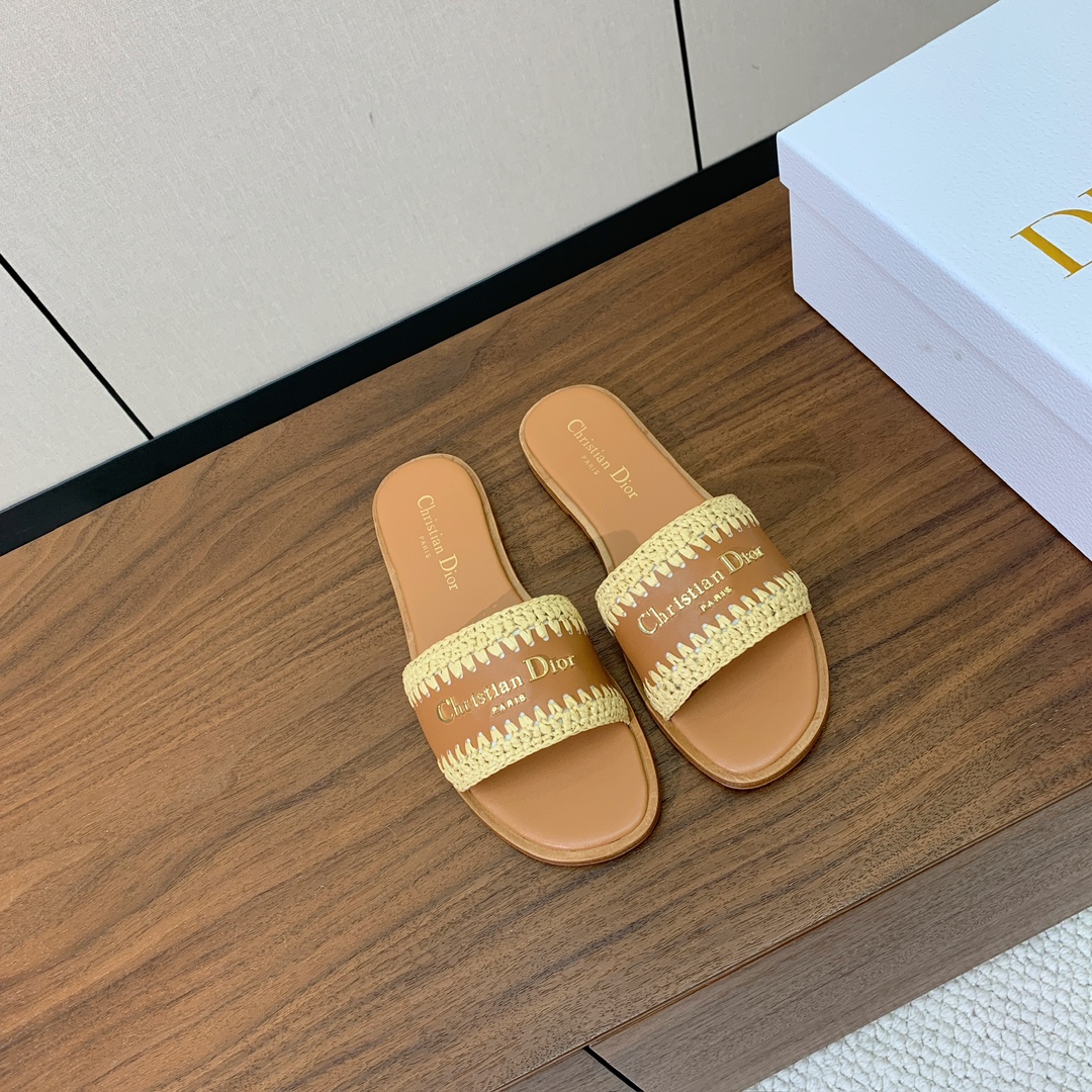 【 D*or】草编拖鞋系列。小清新风带点贵气的感觉。无论各种配件材质，都是独家一比一定制。材质：鞋面牛皮