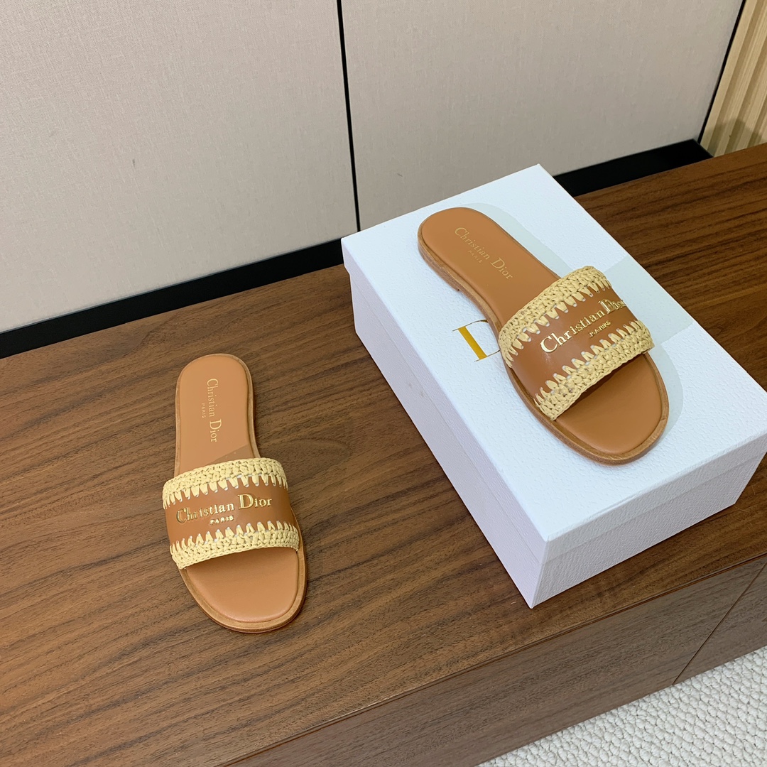 【 D*or】草编拖鞋系列。小清新风带点贵气的感觉。无论各种配件材质，都是独家一比一定制。材质：鞋面牛皮