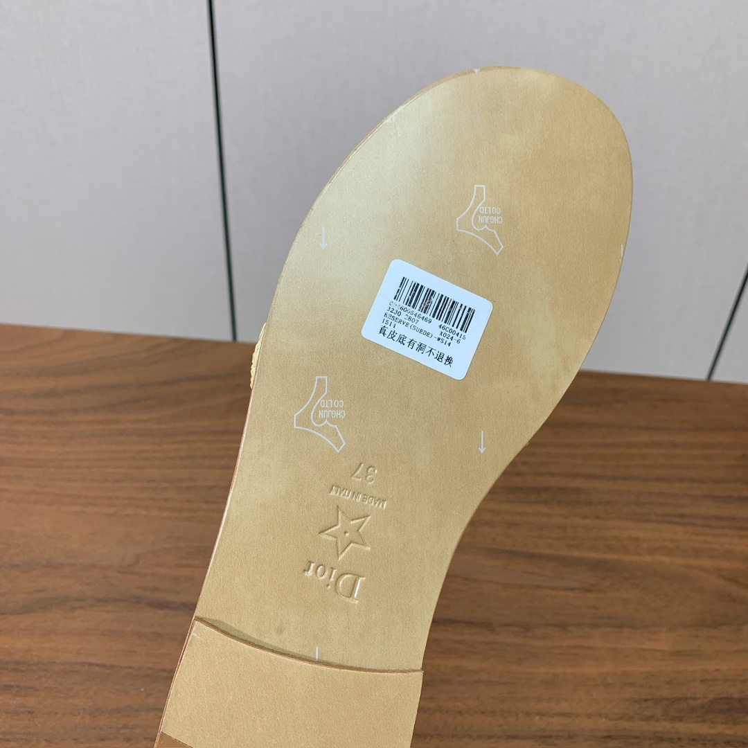 【 D*or】草编拖鞋系列。小清新风带点贵气的感觉。无论各种配件材质，都是独家一比一定制。材质：鞋面牛皮