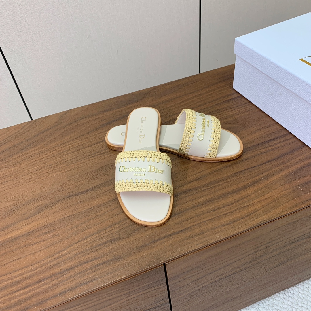 【 D*or】草编拖鞋系列。小清新风带点贵气的感觉。无论各种配件材质，都是独家一比一定制。材质：鞋面牛皮