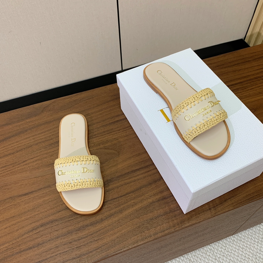 【 D*or】草编拖鞋系列。小清新风带点贵气的感觉。无论各种配件材质，都是独家一比一定制。材质：鞋面牛皮