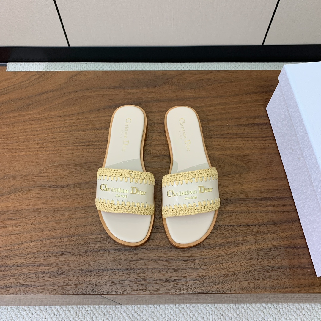 【 D*or】草编拖鞋系列。小清新风带点贵气的感觉。无论各种配件材质，都是独家一比一定制。材质：鞋面牛皮