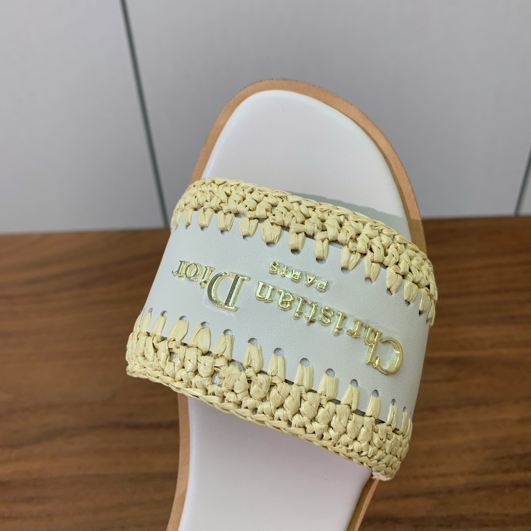 【 D*or】草编拖鞋系列。小清新风带点贵气的感觉。无论各种配件材质，都是独家一比一定制。材质：鞋面牛皮