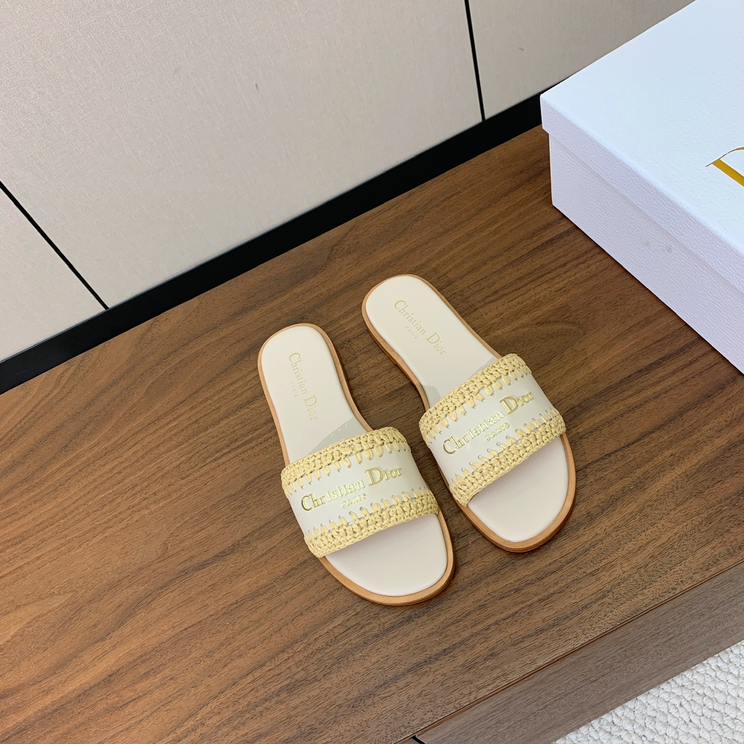 【 D*or】草编拖鞋系列。小清新风带点贵气的感觉。无论各种配件材质，都是独家一比一定制。材质：鞋面牛皮