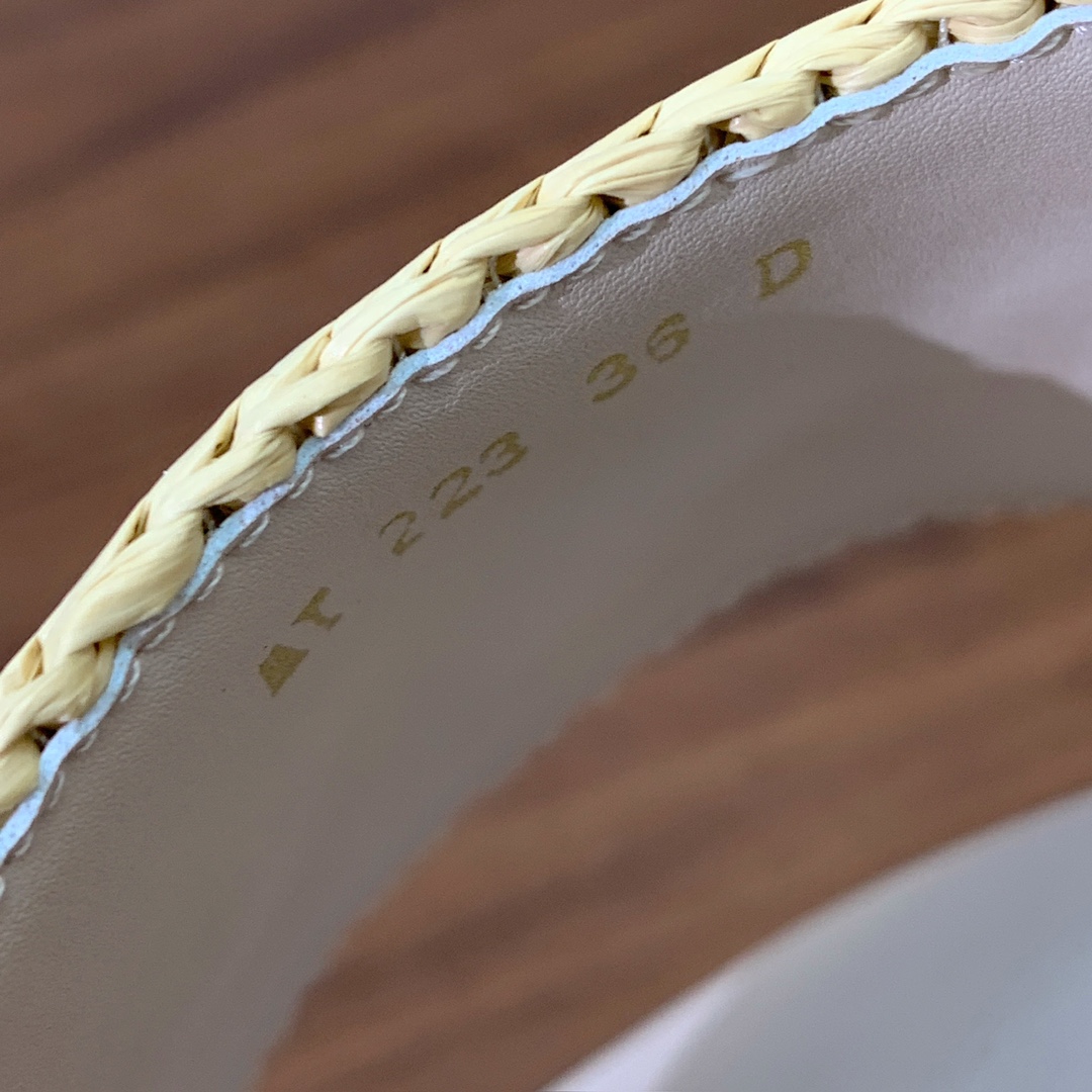 【 D*or】草编拖鞋系列。小清新风带点贵气的感觉。无论各种配件材质，都是独家一比一定制。材质：鞋面牛皮