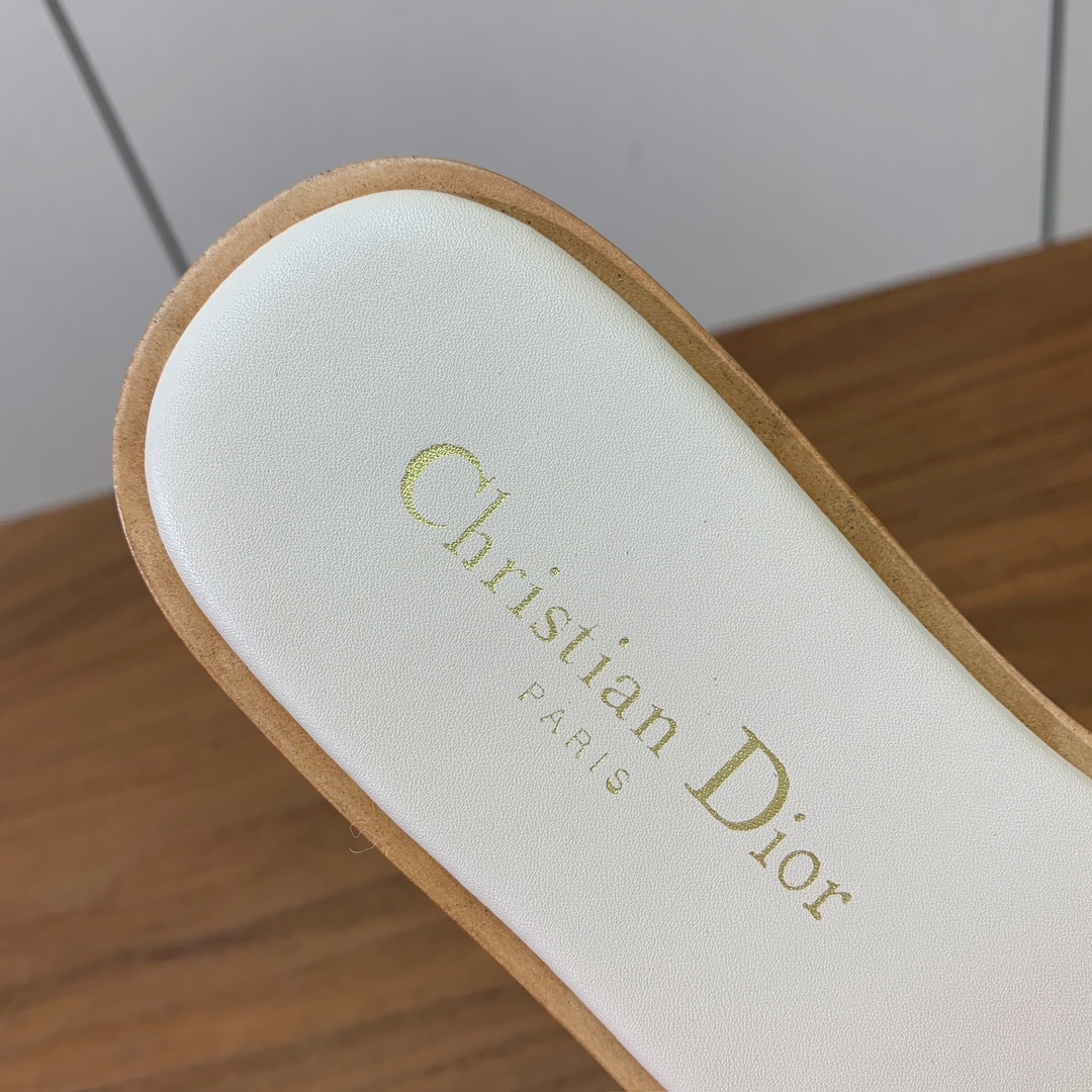 【 D*or】草编拖鞋系列。小清新风带点贵气的感觉。无论各种配件材质，都是独家一比一定制。材质：鞋面牛皮