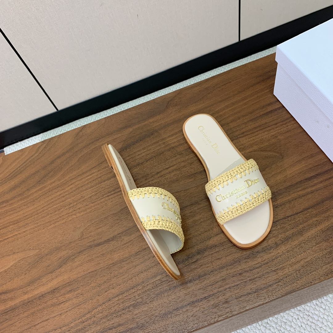 【 D*or】草编拖鞋系列。小清新风带点贵气的感觉。无论各种配件材质，都是独家一比一定制。材质：鞋面牛皮