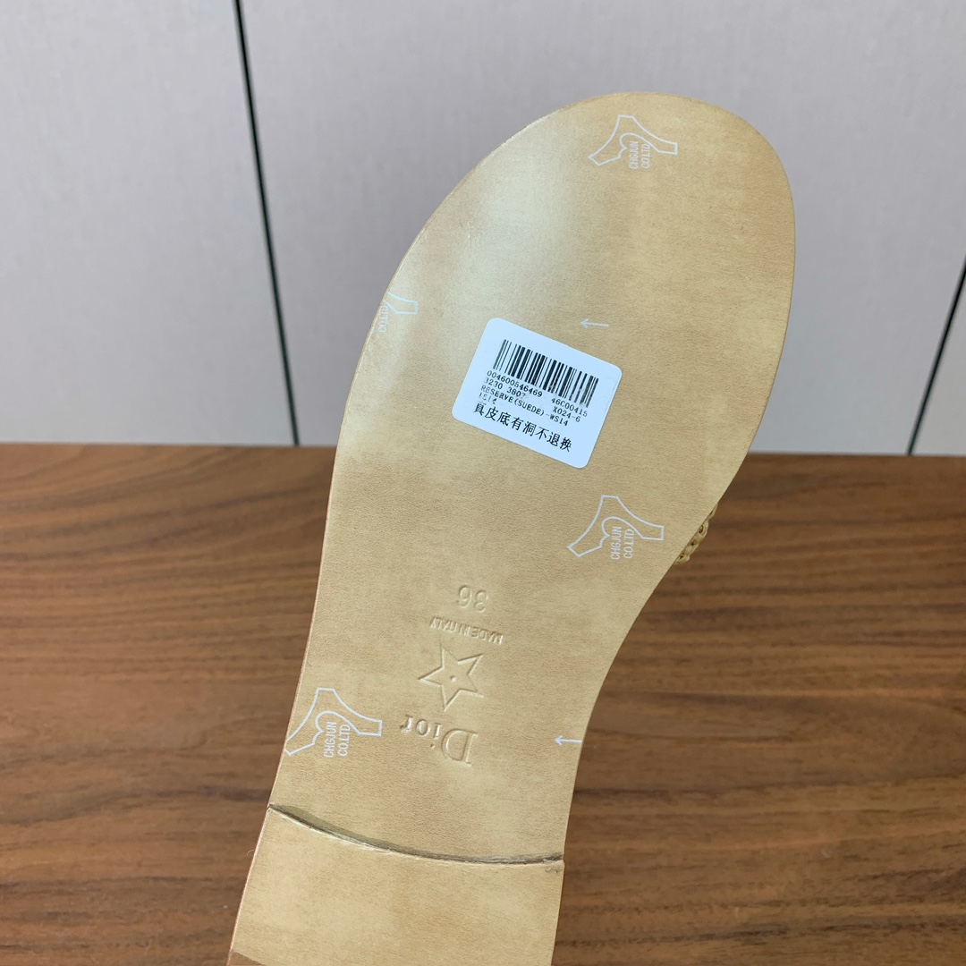 【 D*or】草编拖鞋系列。小清新风带点贵气的感觉。无论各种配件材质，都是独家一比一定制。材质：鞋面牛皮