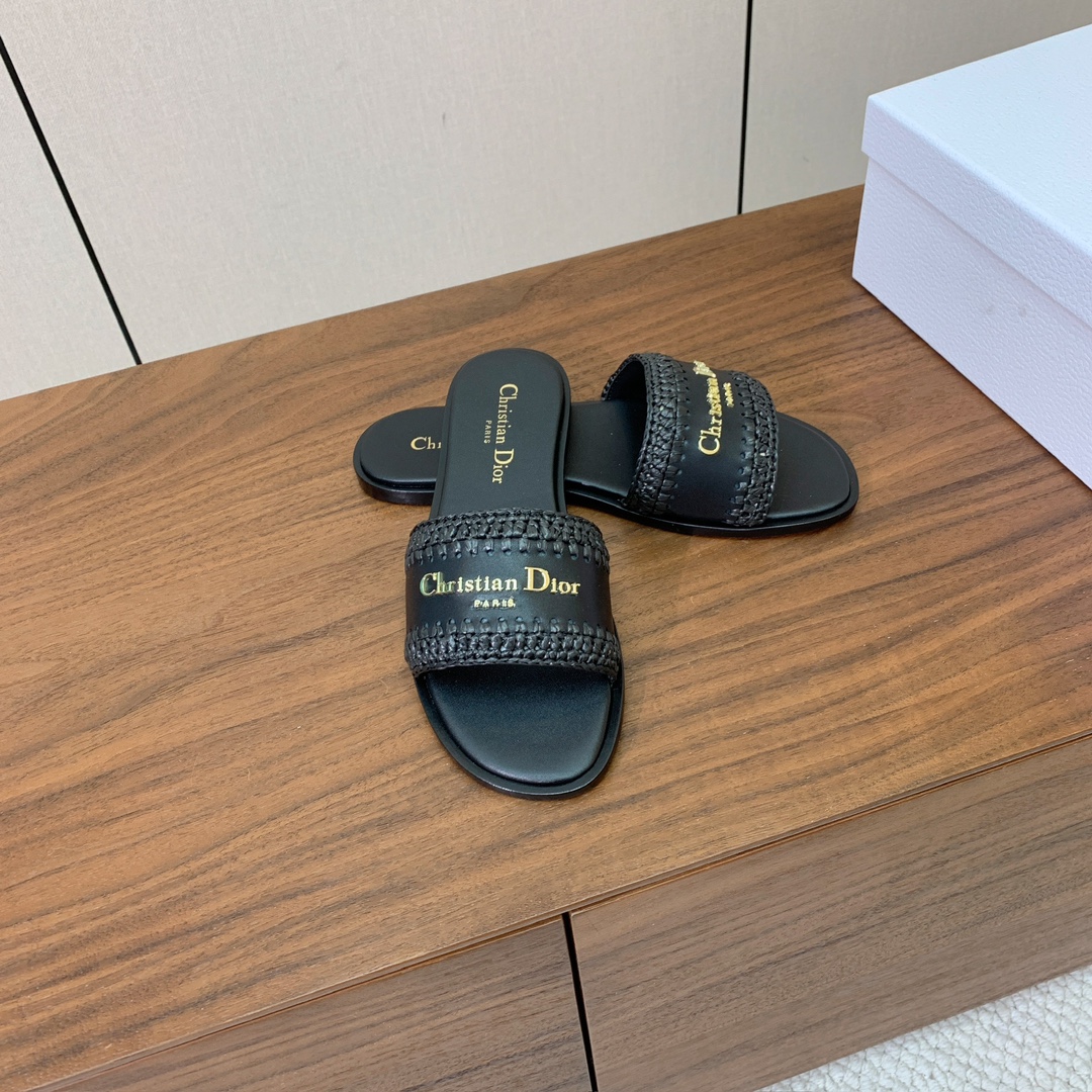 【 D*or】草编拖鞋系列。小清新风带点贵气的感觉。无论各种配件材质，都是独家一比一定制。材质：鞋面牛皮