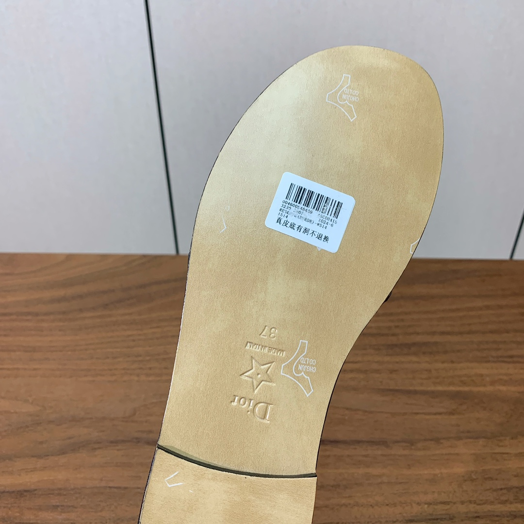 【 D*or】草编拖鞋系列。小清新风带点贵气的感觉。无论各种配件材质，都是独家一比一定制。材质：鞋面牛皮