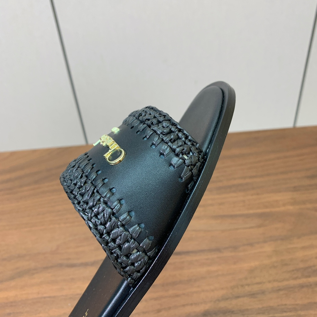 【 D*or】草编拖鞋系列。小清新风带点贵气的感觉。无论各种配件材质，都是独家一比一定制。材质：鞋面牛皮