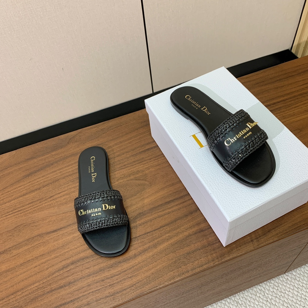 【 D*or】草编拖鞋系列。小清新风带点贵气的感觉。无论各种配件材质，都是独家一比一定制。材质：鞋面牛皮