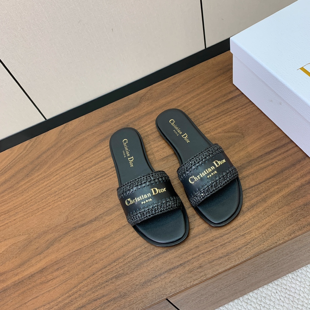 【 D*or】草编拖鞋系列。小清新风带点贵气的感觉。无论各种配件材质，都是独家一比一定制。材质：鞋面牛皮