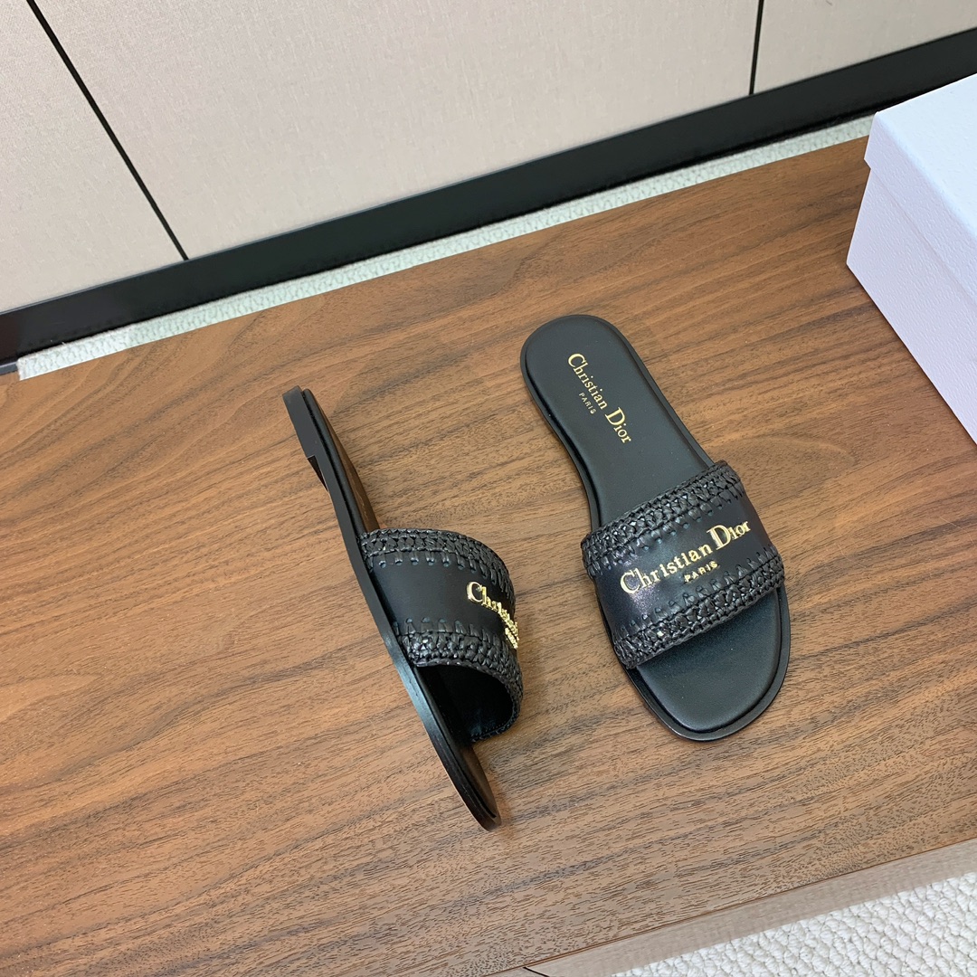 【 D*or】草编拖鞋系列。小清新风带点贵气的感觉。无论各种配件材质，都是独家一比一定制。材质：鞋面牛皮