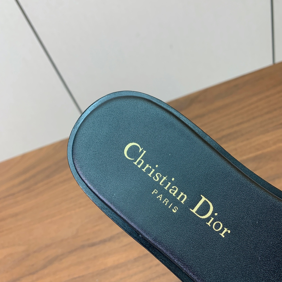 【 D*or】草编拖鞋系列。小清新风带点贵气的感觉。无论各种配件材质，都是独家一比一定制。材质：鞋面牛皮